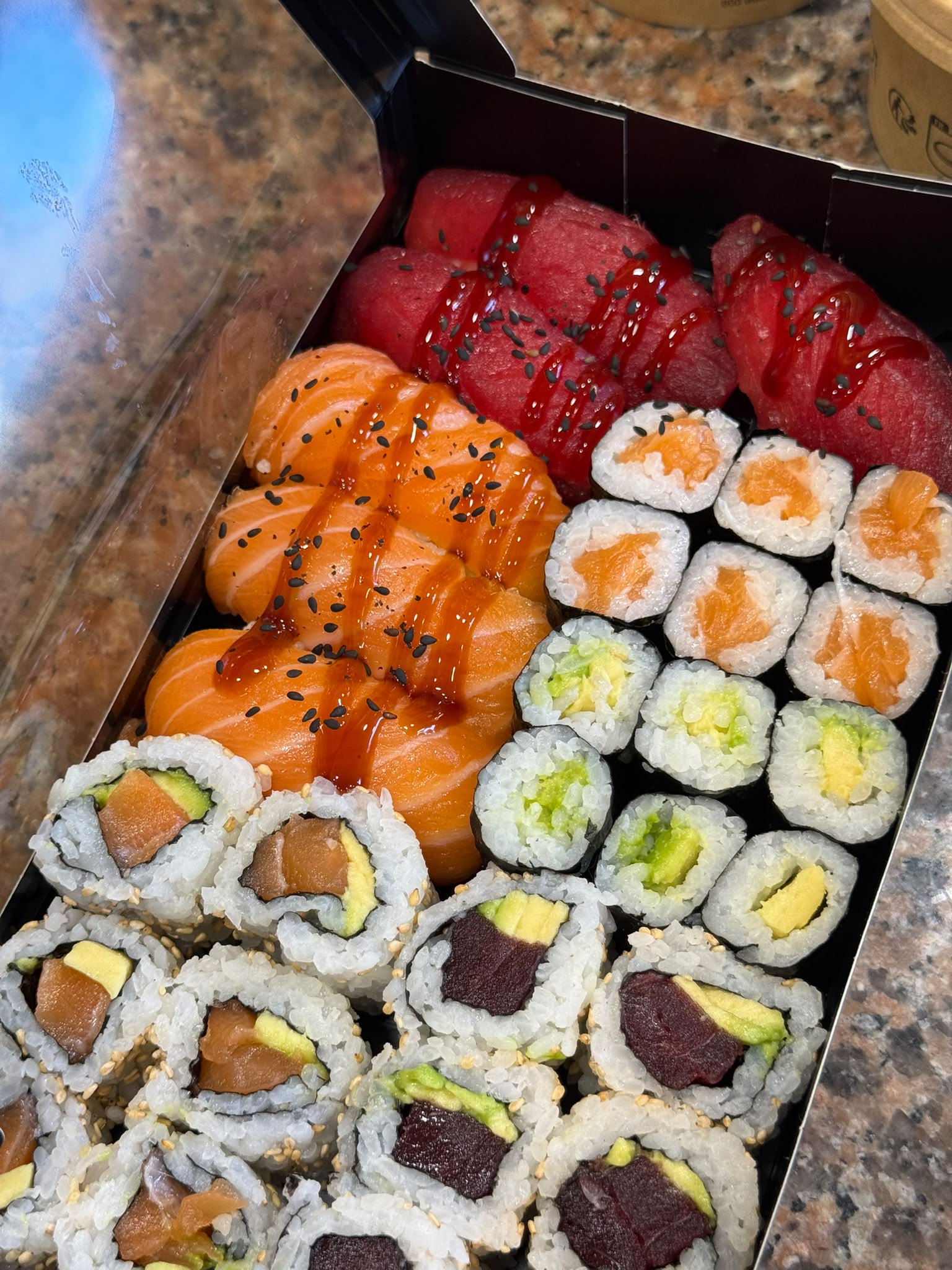 Assortiment de sushis, makis et sashimis
