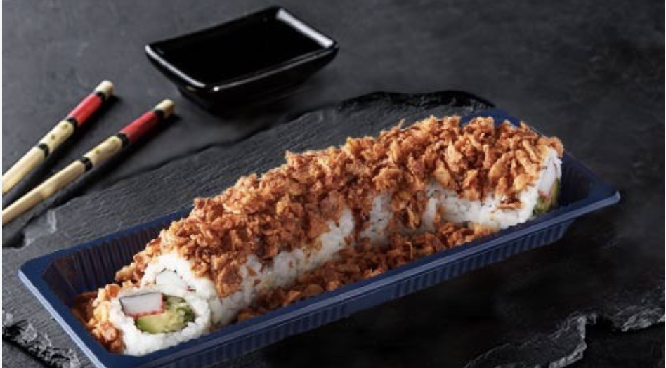 California crunchy roll couvert d'oignons frits, sur ardoise
