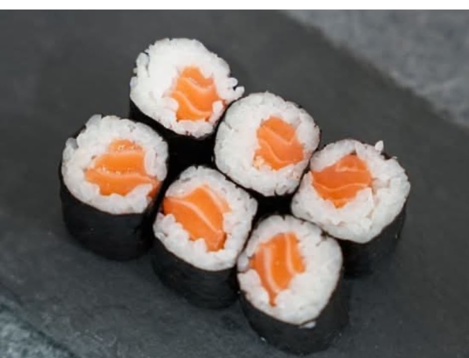 Makis au saumon sur ardoise