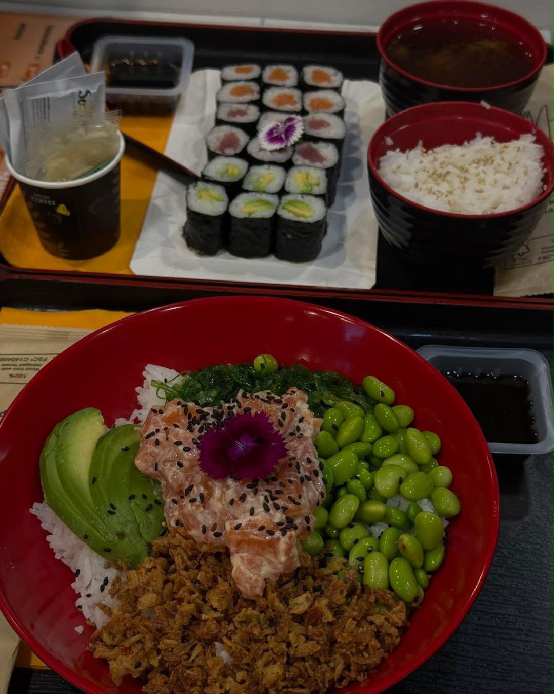 Plateau repas complet : makis, poke bowl, soupe miso et riz